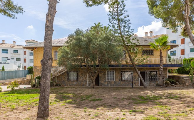 Resale - Villa -
Orihuela Costa - Costa Blanca