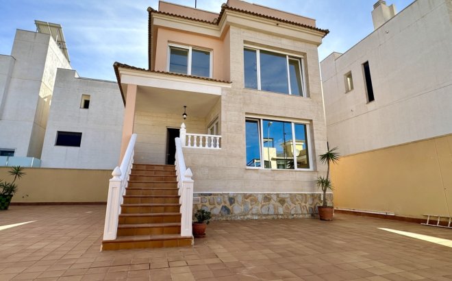 Resale - Villa -
Orihuela Costa - Costa Blanca