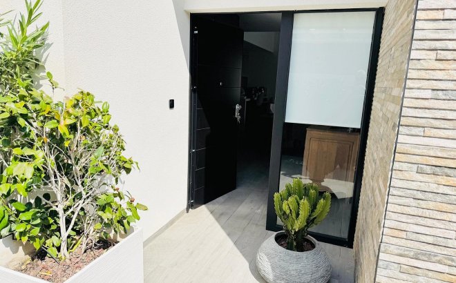 Resale - Villa -
La Finca Golf Resort - Inland