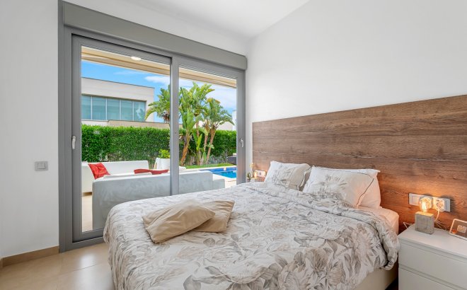 Resale - Villa -
Orihuela Costa - Costa Blanca