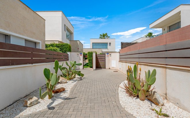 Resale - Villa -
Orihuela Costa - Costa Blanca