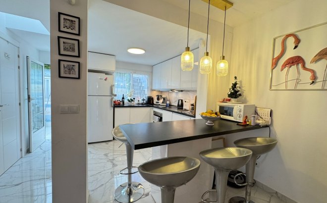 Resale - Terraced house -
Torrevieja - Playa De Los Naufragos