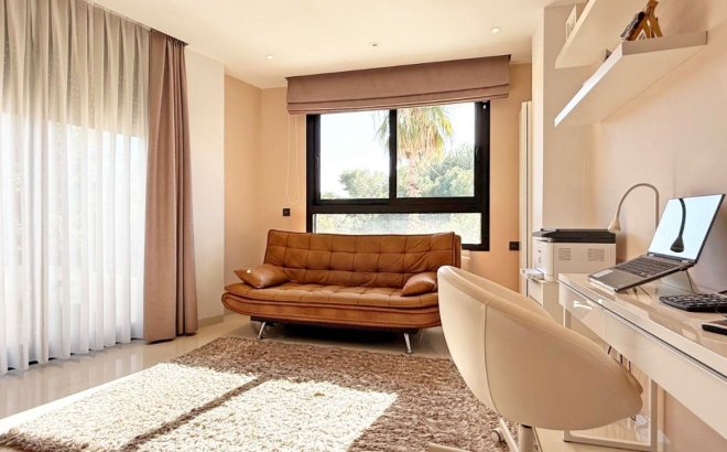 Resale - Villa -
Orihuela Costa - Costa Blanca