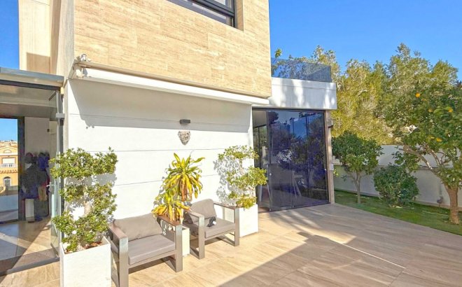 Resale - Villa -
Orihuela Costa - Costa Blanca