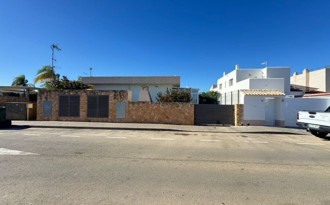 Resale - Terraced house -
Pilar de la Horadada - Mil Palmeras