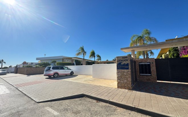 Resale - Terraced house -
Pilar de la Horadada - Mil Palmeras