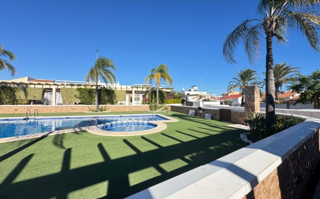 Resale - Terraced house -
Pilar de la Horadada - Mil Palmeras