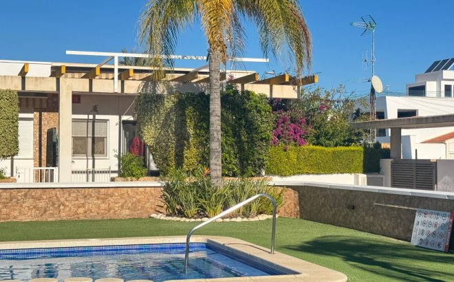 Resale - Terraced house -
Pilar de la Horadada - Mil Palmeras