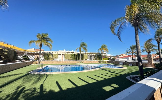 Resale - Terraced house -
Pilar de la Horadada - Mil Palmeras