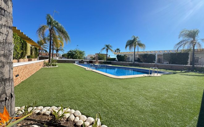 Resale - Terraced house -
Pilar de la Horadada - Mil Palmeras