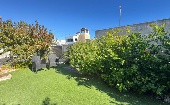 Resale - Terraced house -
Pilar de la Horadada - Mil Palmeras