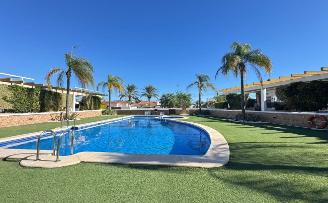 Resale - Terraced house -
Pilar de la Horadada - Mil Palmeras