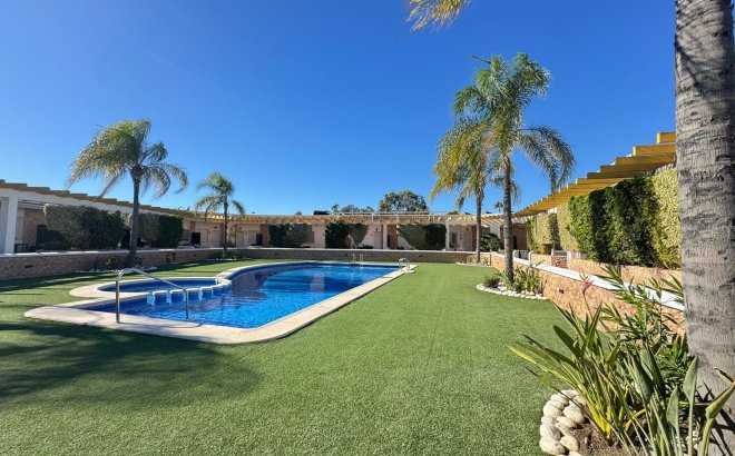 Resale - Terraced house -
Pilar de la Horadada - Mil Palmeras