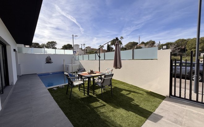 Resale - Villa -
Villamartin - Costa Blanca