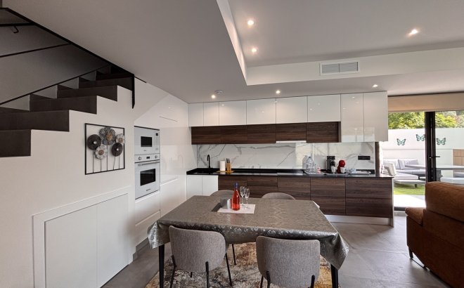 Resale - Villa -
Villamartin - Costa Blanca