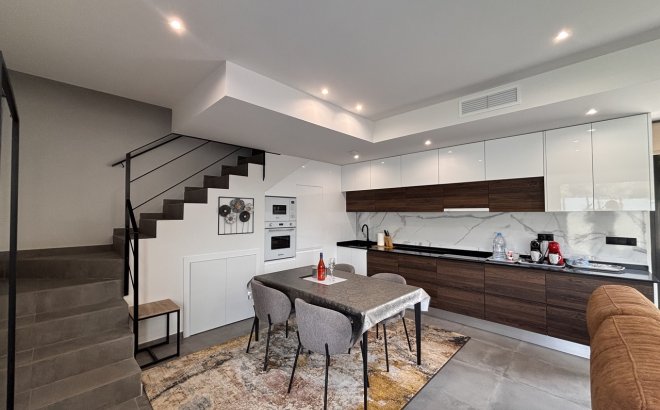 Resale - Villa -
Villamartin - Costa Blanca