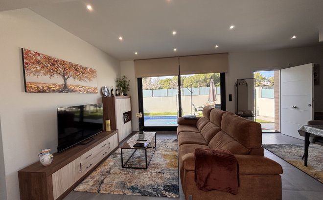 Resale - Villa -
Villamartin - Costa Blanca