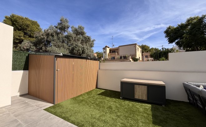 Resale - Villa -
Villamartin - Costa Blanca