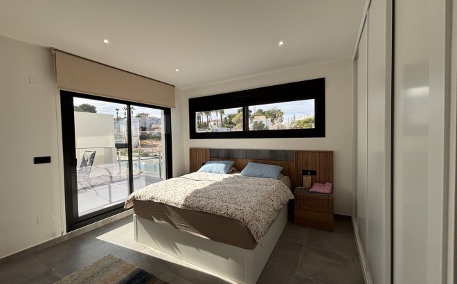 Resale - Villa -
Villamartin - Costa Blanca