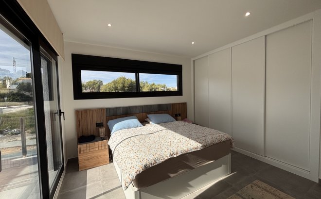 Resale - Villa -
Villamartin - Costa Blanca