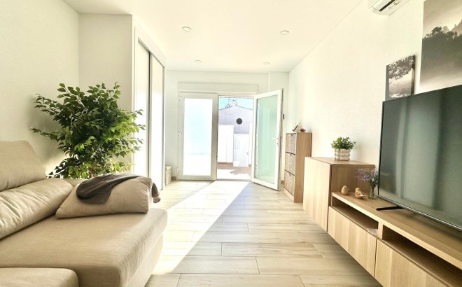 Resale - Town House -
Torrevieja - Estacion De Autobuses