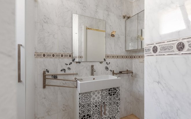 Resale - Bungalow -
Orihuela Costa