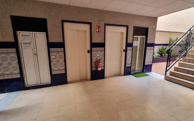 Herverkoop - Appartement -
Torrevieja - Playa del Cura