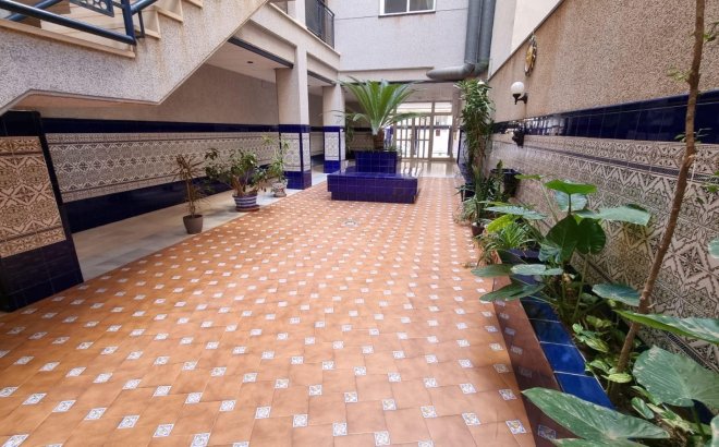 Herverkoop - Appartement -
Torrevieja - Playa del Cura