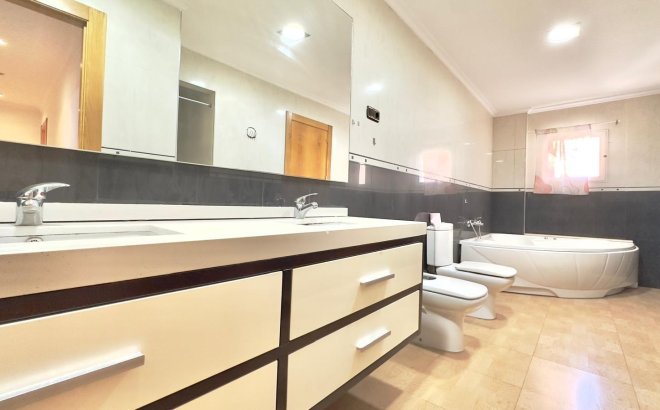 Resale - Apartment -
Torrevieja - Centro