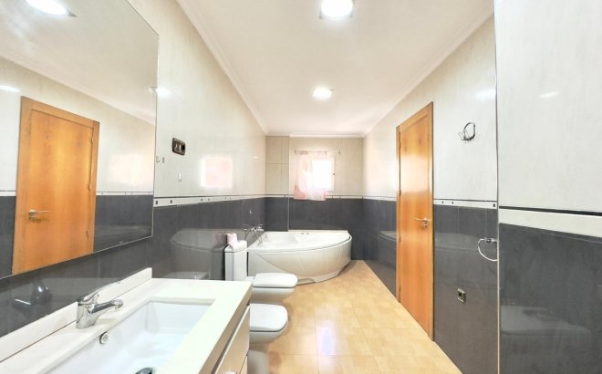 Resale - Apartment -
Torrevieja - Centro