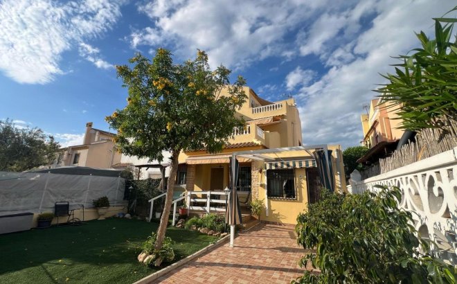 Herverkoop - Town House -
Torrevieja - Calas Blanca