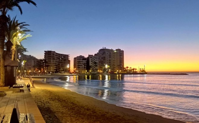 Revente - Appartement -
Torrevieja - Paseo Maritimo