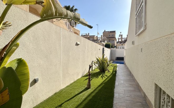 Resale - Villa -
Orihuela Costa - Costa Blanca