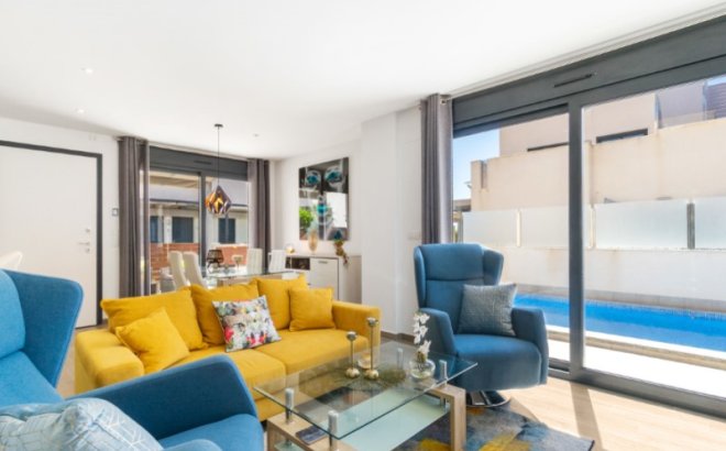 Resale - Villa -
Torrevieja - Costa Blanca