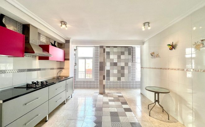 Resale - Apartment -
Torrevieja - Paseo Maritimo