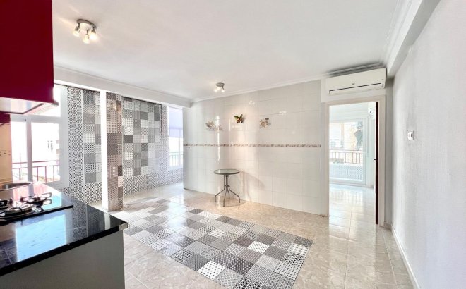 Resale - Apartment -
Torrevieja - Paseo Maritimo