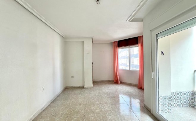 Resale - Apartment -
Torrevieja - Paseo Maritimo