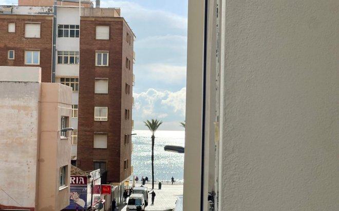 Resale - Apartment -
Torrevieja - Paseo Maritimo