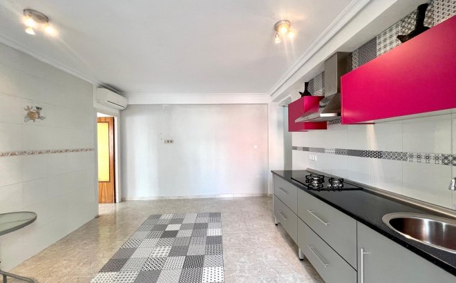 Resale - Apartment -
Torrevieja - Paseo Maritimo