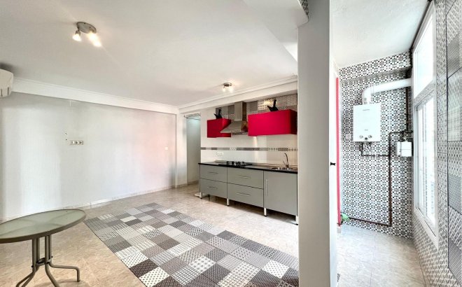 Resale - Apartment -
Torrevieja - Paseo Maritimo