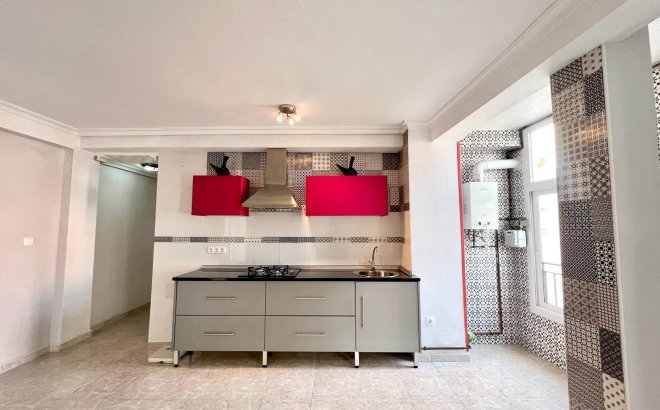 Resale - Apartment -
Torrevieja - Paseo Maritimo