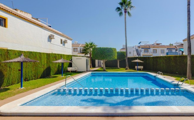 Resale - Bungalow -
Torrevieja - La Siesta - El Salado - Torreta