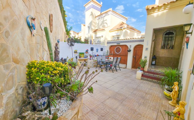 Resale - Villa -
Villamartin - Costa Blanca