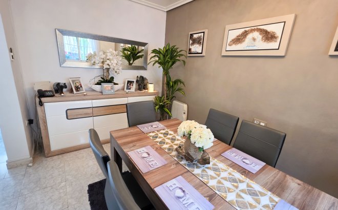 Resale - Villa -
Villamartin - Costa Blanca