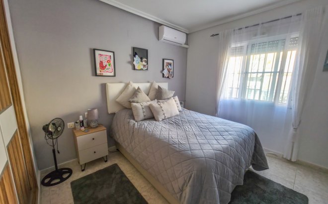 Resale - Villa -
Villamartin - Costa Blanca