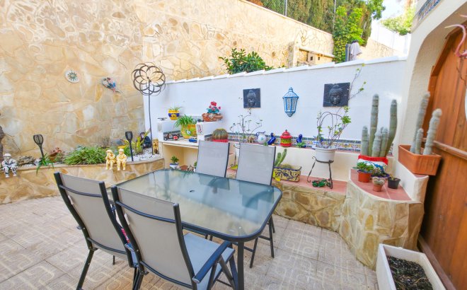 Resale - Villa -
Villamartin - Costa Blanca