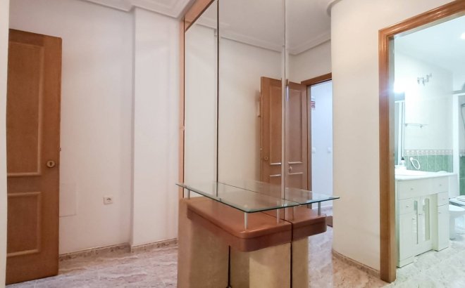 Herverkoop - Appartement -
Torrevieja - Playa del Cura