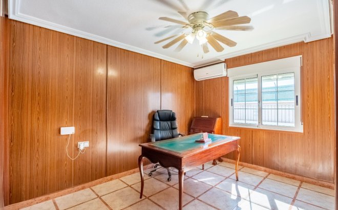 Resale - Villa -
Torrevieja - El Chaparral