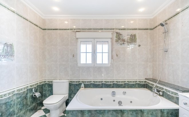 Resale - Villa -
Torrevieja - El Chaparral