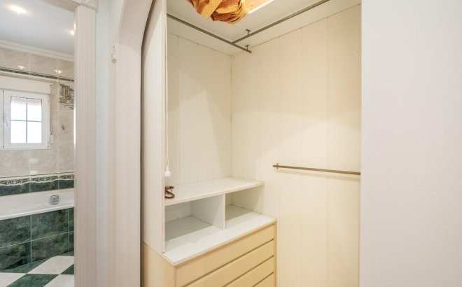 Resale - Villa -
Torrevieja - El Chaparral